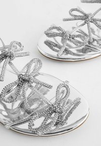 Next FOREVER COMFORT BOW REGULAR WIDE - Sandaalit nilkkaremmillä - silver