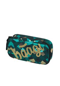 Pencil case na zip s geometrickým vzorem v modrozelené, zelené a béžové barvě, s výrazným zlatým logem "baagl" na jedné straně.