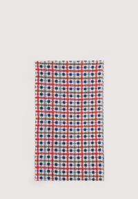 Tela de algodón con un estampado de cuadrícula en rojo, azul y marrón sobre un fondo claro. Textura suave, ligera, de forma rectangular.