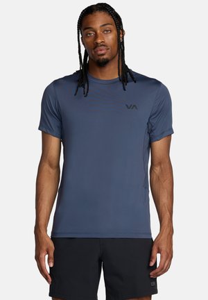 Maglietta atletica a maniche corte da uomo in blu navy, realizzata in tessuto leggero con una texture liscia, con un logo discreto sul petto.