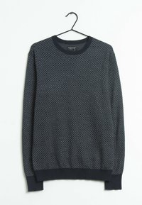 Ciemnoszary sweter z wzorem w jodełkę, okrągły dekolt, ściągacze na rękawach i u dołu. Wykonany z tkaniny o fakturowanym splocie, wiszący na czarnym haczyku.