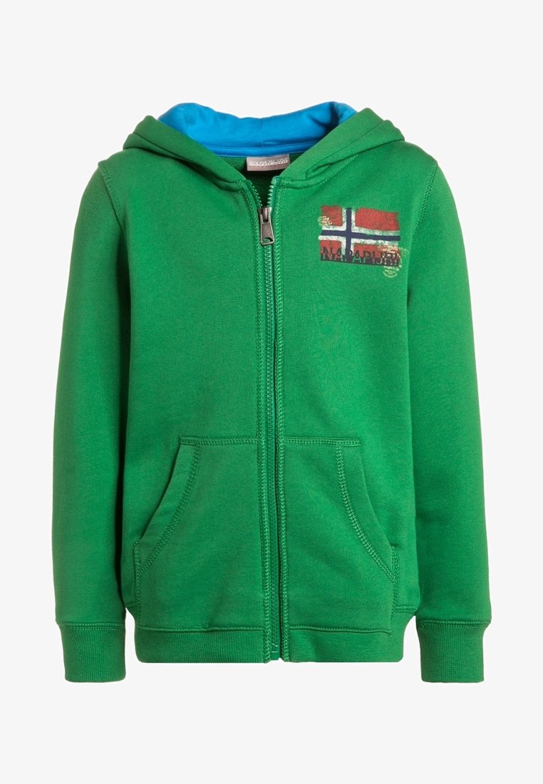 Sweat à capuche zippé vert avec poches avant, doublure intérieure de la capuche bleue et petite écusson usé du drapeau norvégien sur la poitrine.
