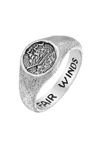 Silver signetring med en texturerad yta. Har en detaljerad gravyr av ett skepp på toppen och "FAIR WINDS" inristat på insidan av ringen.