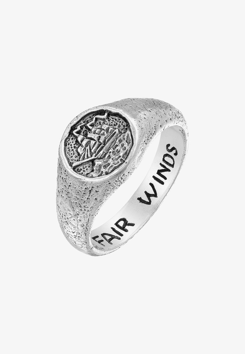 Silver signetring med en texturerad yta. Har en detaljerad gravyr av ett skepp på toppen och "FAIR WINDS" inristat på insidan av ringen.