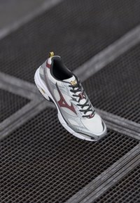 Unselected, nimbus cloud/syrah/silver-coloured