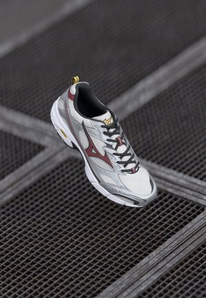 Weiße und silberne Schnürsneaker mit roten Akzenten, Netz-Obermaterial, gepolstertem Kragen und Gummisohle, mit einem strukturierten Muster und Logodetail.