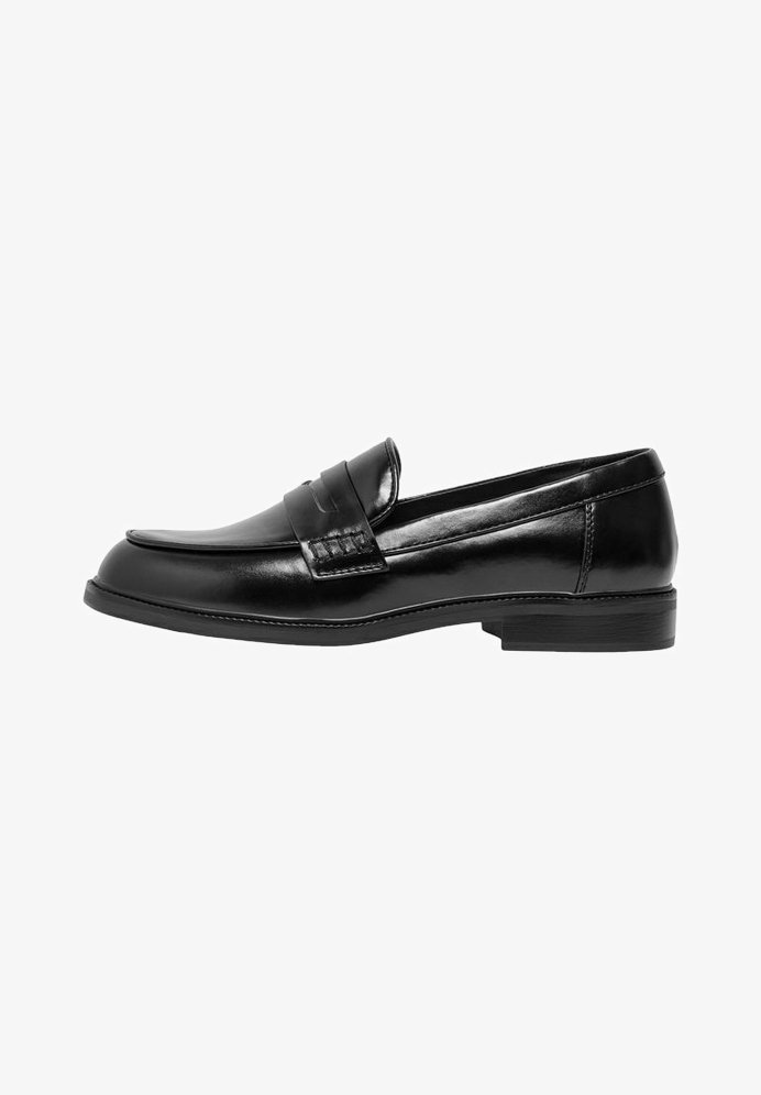 Czarne skórzane loafersy o gładkim wykończeniu, zaokrąglonym nosie i dekoracyjnym przeszyciu z przodu. Płaska gumowa podeszwa, klasyczny design.