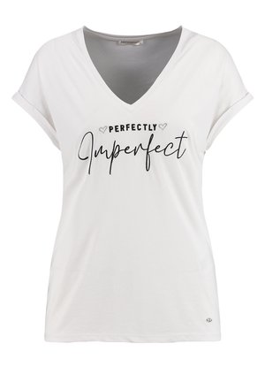 T-shirt blanc col en V avec manches courtes retroussées et le texte "Perfectly Imperfect" en noir et gris sur le devant.