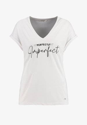 Hvid V-hals T-shirt med opsmøgede korte ærmer og teksten "Perfectly Imperfect" i sort og gråt foran.