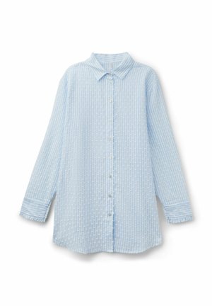 Camisa azul claro de manga larga con botones, cuello puntiagudo y sutil patrón de rayas verticales texturizadas.
