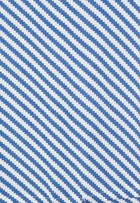 Tecido com padrão em zigzag azul e branco, apresentando um entrelaçado texturizado. O design alterna entre zigzags azuis sólidos e brancos sobre um fundo claro.
