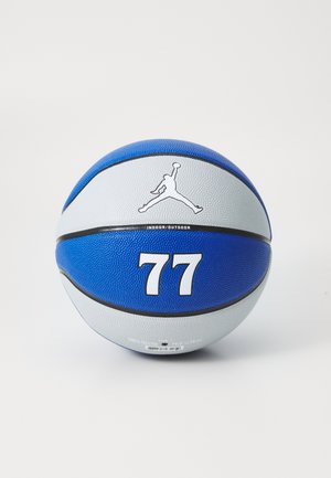 Sinine ja hall korvpall, millel on tekstureeritud pind. Omab musta Jordani logo ja number 77. Mootud nii siseruumides kui ka välikasutuseks.