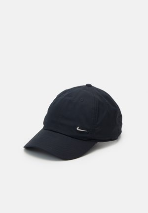 Marinblå baseballcap lavet af blødt materiale med en buet skygge, prydet med et sølvfarvet Nike-logo foran og ventilationshuller på toppen.