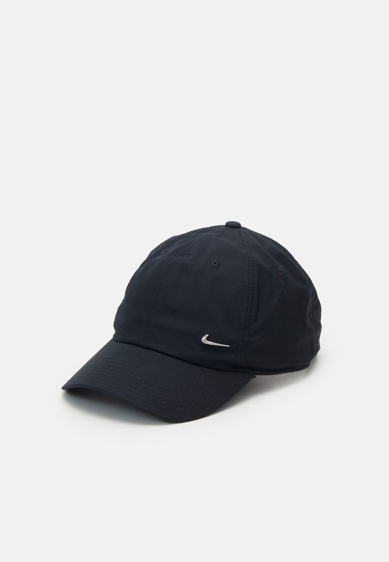 Mørkeblå baseballcaps laget av mykt materiale med bøyd skjerm, med en sølv Nike-logo foran og ventilasjonsdeler på toppen.