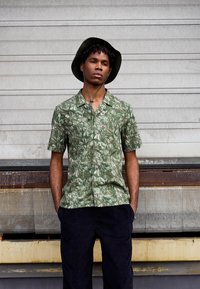 Levi's® CLASSIC CAMPER - Camisa - mossy green