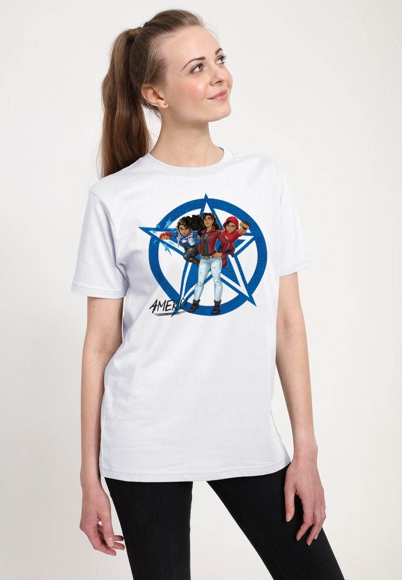 Camiseta blanca con un gráfico de tres personajes animados sobre un fondo de estrellas azules. Mangas cortas, corte casual, material de algodón.
