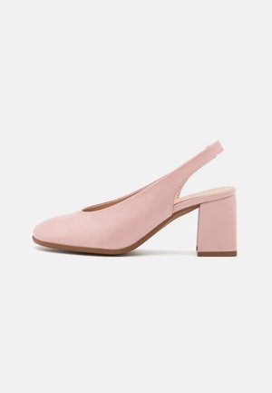 Różowy but na obcasie typu slingback ze skórzaną cholewką, zamkniętym, okrągłym noskiem i szerokim obcasem na neutralnym tle.