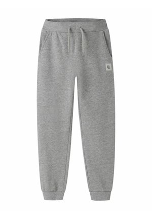 Pantaloni informali grigi realizzati in tessuto morbido, con vita elastica e cordoncino, tasche laterali e una piccola etichetta con logo sulla coscia.