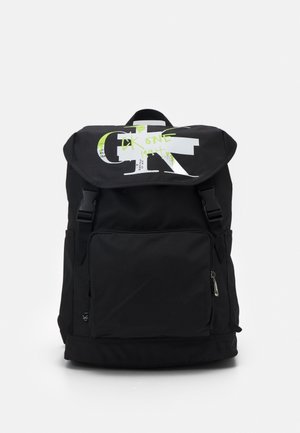Zwarte rugzak van duurzaam materiaal, met een grote klep met een wit en neon groen grafisch druk, een voorzak met rits en verstelbare schouderbanden.