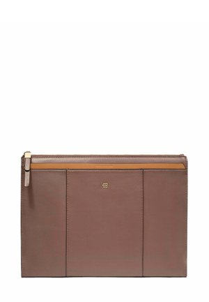 Bolso tipo clutch de cuero marrón con cierre de cremallera, diseño con paneles verticales y pequeño logo metálico en el centro del frente.