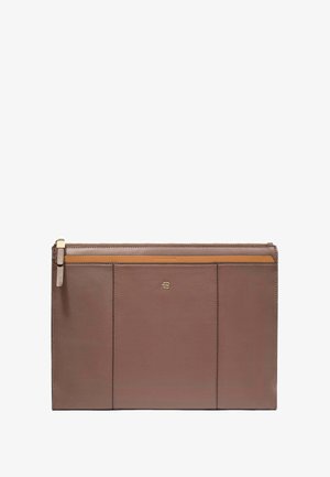 Braune Leder-Clutch mit Reißverschluss, vertikalem Paneeldesign und kleinem metallischem Logo in der Mitte der Vorderseite.