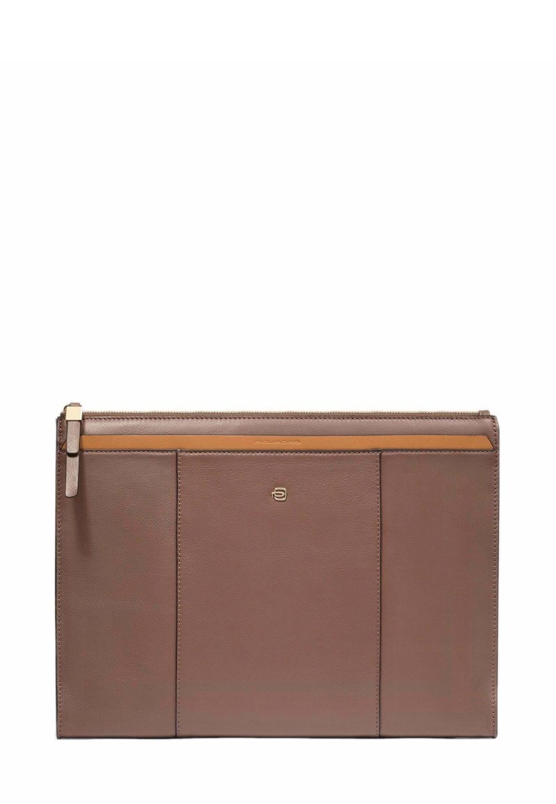 Bruine leren clutchtas met ritssluiting, verticale paneelontwerp en klein metalen logo in het midden aan de voorkant.