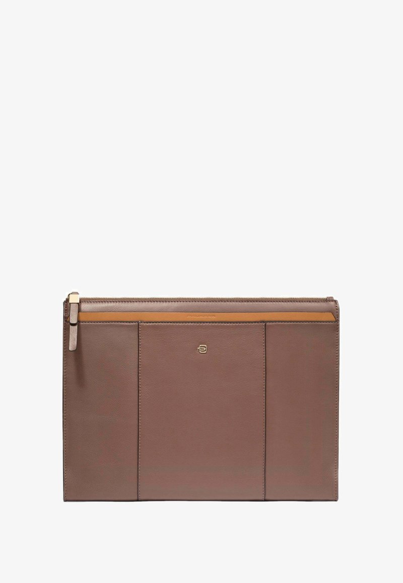 Bruine leren clutchtas met ritssluiting, verticale paneelontwerp en klein metalen logo in het midden aan de voorkant.