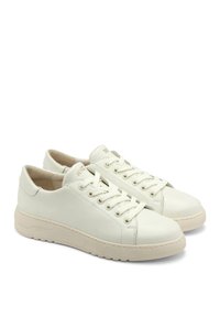 Białe skórzane trampki o teksturowanym wykończeniu, okrągłym nosku i płaskiej gumowej podeszwie. Posiadają sześć par oczek na sznurówki oraz detal z logo.