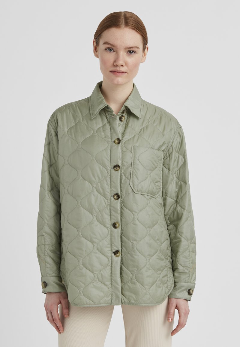 Blassgrüne gesteppte Jacke mit Knopfleiste, Kragen und Brusttasche. Verfügt über ein strukturiertes Muster und geknöpfte Manschetten.