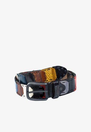 Bunter Ledergürtel mit sechseckigen Flicken in Blau, Schwarz, Braun, Gelb und Rot. Schwarze Metallschnalle und Stichdetails.