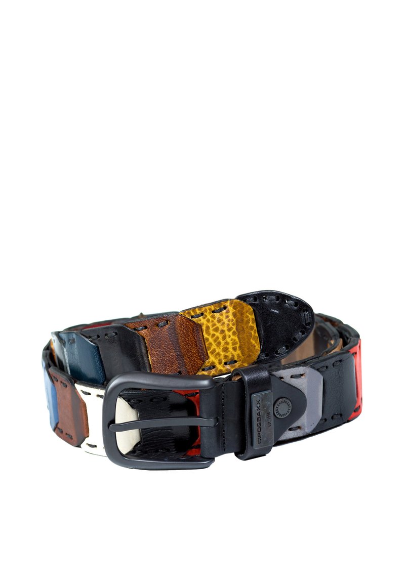 Bunter Ledergürtel mit sechseckigen Flicken in Blau, Schwarz, Braun, Gelb und Rot. Schwarze Metallschnalle und Stichdetails.