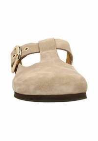 Beige suède T-strap schoen met een open zijkant, ronde gouden gespdetails, platte zool en zachte textuur. Afgerond te ontwerp.