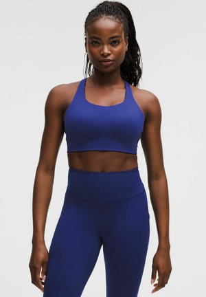 Blaues sportliches Crop-Top mit glatter Textur, breiten Trägern und rundem Ausschnitt, kombiniert mit hoch taillierten, passenden Leggings.