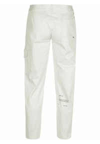 Weiße Cargo-Hosen aus Baumwolle, mit einer Gesäßtasche, einer seitlichen Cargo-Tasche und bedruckten Textdetails am linken Bein.