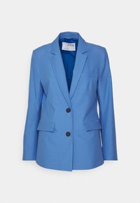 Niebieska marynarka z klapami wyciętymi w szpic, jednorzędowa, z dwoma przednimi kieszeniami i dwoma czarnymi guzikami. Gładka tekstura, dopasowany krój.