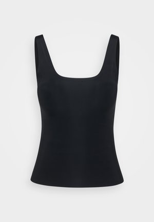 Czarny dopasowany top bez rękawów z szerokimi ramiączkami i kwadratowym dekoltem na jednolitym jasnym tle.