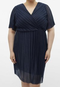 Vero Moda Curve Vapaa-ajan mekko - dark blue