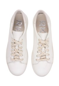 Białe skórzane trampki z fakturowanym pudełkiem, okrągłym noskiem i beżowymi sznurówkami. Srebrne logo na wkładce dodaje akcentu. Płaska podeszwa.