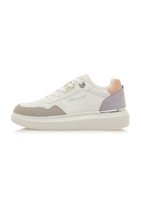 Baskets blanches avec des accents en daim gris, rose clair et lavande. Dotées d'une semelle texturée et d'un détail métallique au talon. Signature de la marque présente.
