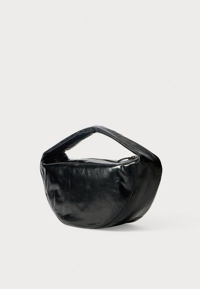 Saco de couro preto com uma forma arredondada, uma alça superior e uma textura suave. Apresenta um fecho de zíper e um design minimalista.