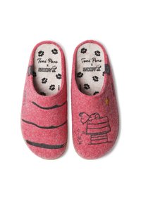 Röda filttofflor med ett mjukt innerfoder. Den ena har Snoopy's hundkoja-design och en stjärna, den andra har horisontella svarta ränder.