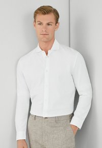 Witte blouse met lange mouwen, gemaakt van lichtgewicht stof, met een klassieke kraag en een rechte snit voor een strakke uitstraling.
