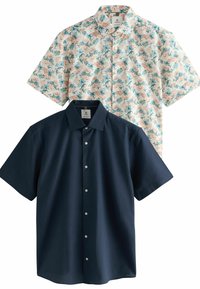 Dos camisas de manga corta: una en azul marino oscuro con botones en el frente, y otra en beige claro con un patrón floral en tonos azules y verdes.