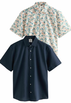 To korte ærmede skjorter: en i mørk navy med knaplukning, og en i lys beige med et blomsterdesign i blå og grønne nuancer.