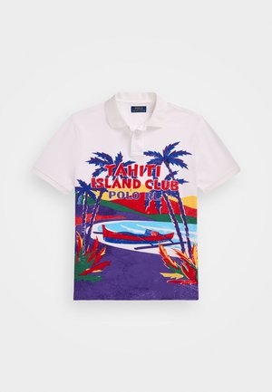 Weißes Polo-Shirt mit einem bunten Grafikdesign von Palmen, einem Kanu und einem Sonnenuntergang, das lebendige rote, grüne und blaue Elemente enthält.