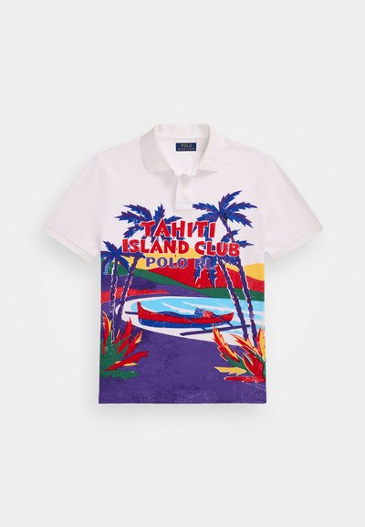 Bijela polo majica s raznobojnom grafikom palmi, kanua i zalaska sunca, koja uključuje vibrantne crvene, zelene i plave elemente.