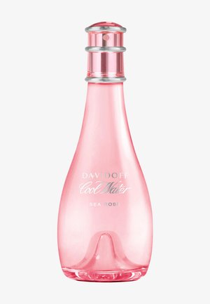 Flacon de parfum translucide rose avec des anneaux argentés près du haut, portant l'étiquette « Davidoff Cool Water Sea Rose », sur un fond blanc uni.