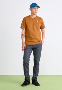Jordan JUMPMAN CREW - Basic póló - desert bronze/white