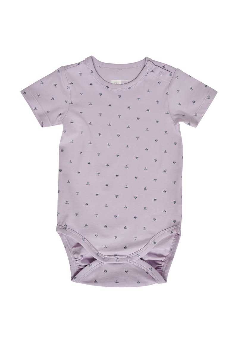 Kurzarm-Body in sanftem Lavendel mit marineblauen geometrischen Mustern. Verfügt über Druckknöpfe an der Schulter und am Boden für ein einfaches Wechseln.