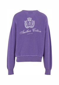 Lila Strickpullover mit gerippten Bündchen und Saum. Auf der Rückseite befindet sich ein weißes grafisches Design mit der Aufschrift "Another Cotton". Leichtes Material.